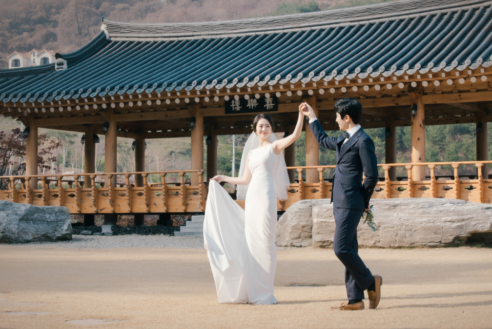 Hàn Quốc không chỉ là một điểm đến tuyệt đẹp, mà còn là một thánh địa cho những cặp đôi muốn lưu giữ những khoảnh khắc đẹp trong ngày cưới của mình. Với những bức ảnh cưới đầy cảm xúc và tuyệt đẹp tại các thánh địa nổi tiếng, bạn sẽ có những kỷ niệm không thể quên.
