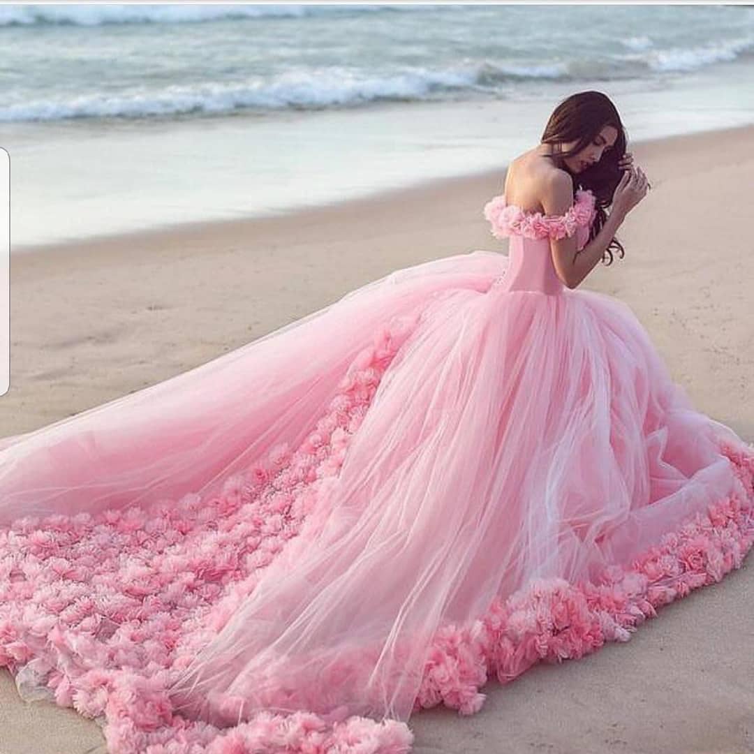 Váy cưới công chúa màu hồng 2