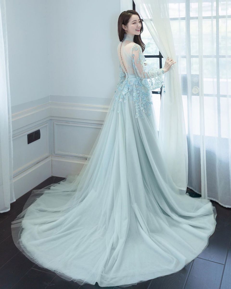 Váy cưới công chúa màu xanh 2